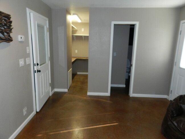 Building Photo - 2/2 Stone Stand Alone Apartment - RV HOOK ...