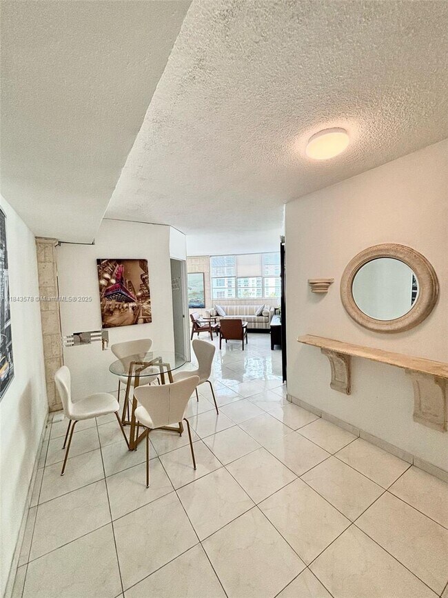 Foto del edificio - 905 Brickell Bay Dr
