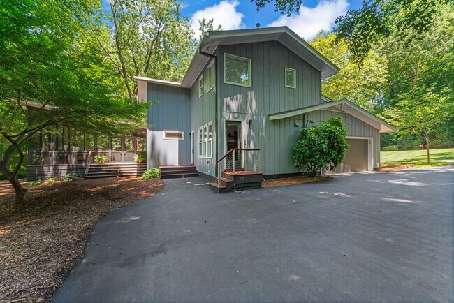 Foto del edificio - Award-Winning 5BD, 4BA Raleigh Home with Huge Bonus Outdoor Pavillion