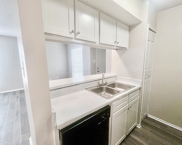 Kitchen with pantries - Hidden Valley Arlington