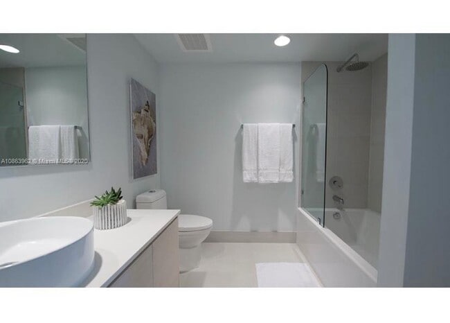 Building Photo - 2602 E Hallandale Beach Blvd