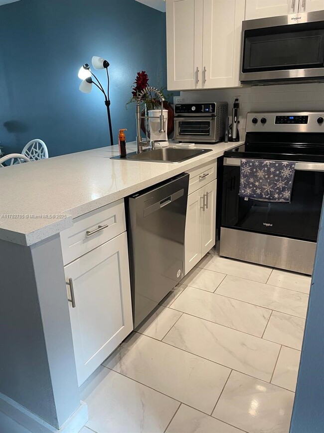 Building Photo - 9430 Poinciana Pl