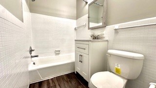 Baño completo - Franklin Manor Apartments