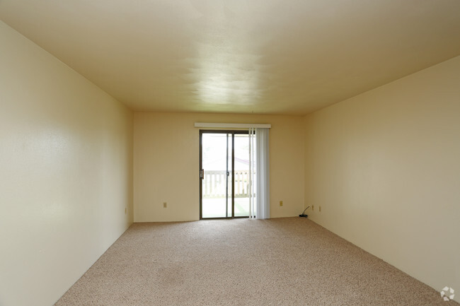 2BR, 1BA - 937SF - Living Room - Woodfield Queenwood Apartments