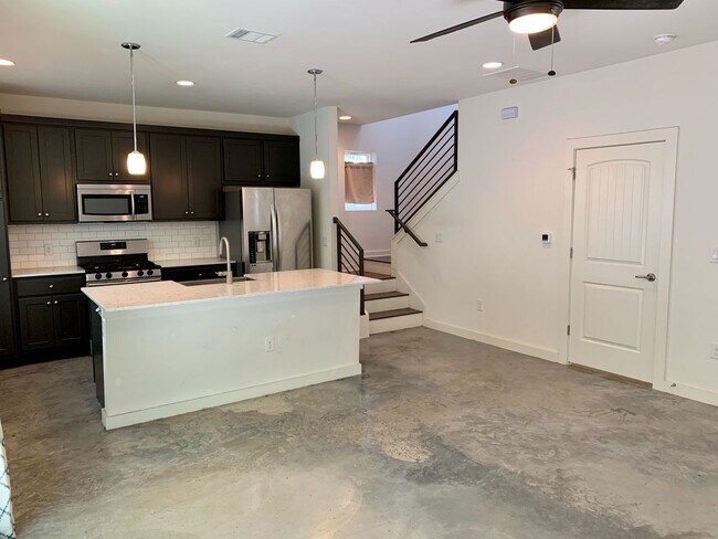Building Photo - Modern 2 bedroom Condo in East Austin!