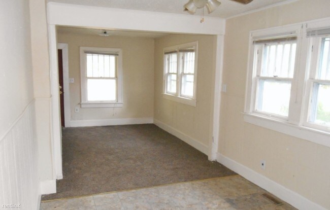 Building Photo - 3 br, 1 bath House - 902 N Kansas Expy