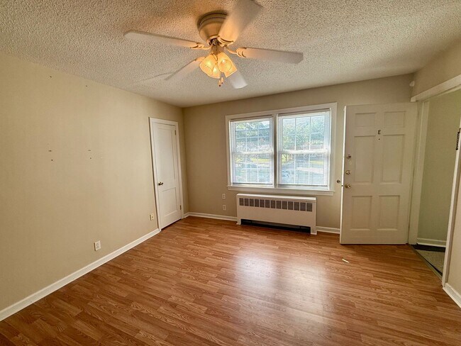 Building Photo - Two bedroom, 1 bath condo in Burlington (Brookwood Garden) Water and heat included!-$150 off depo...