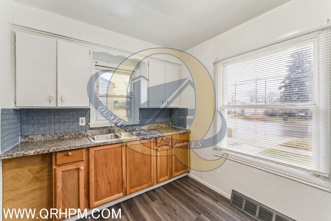 Foto del edificio - Available Now!!!