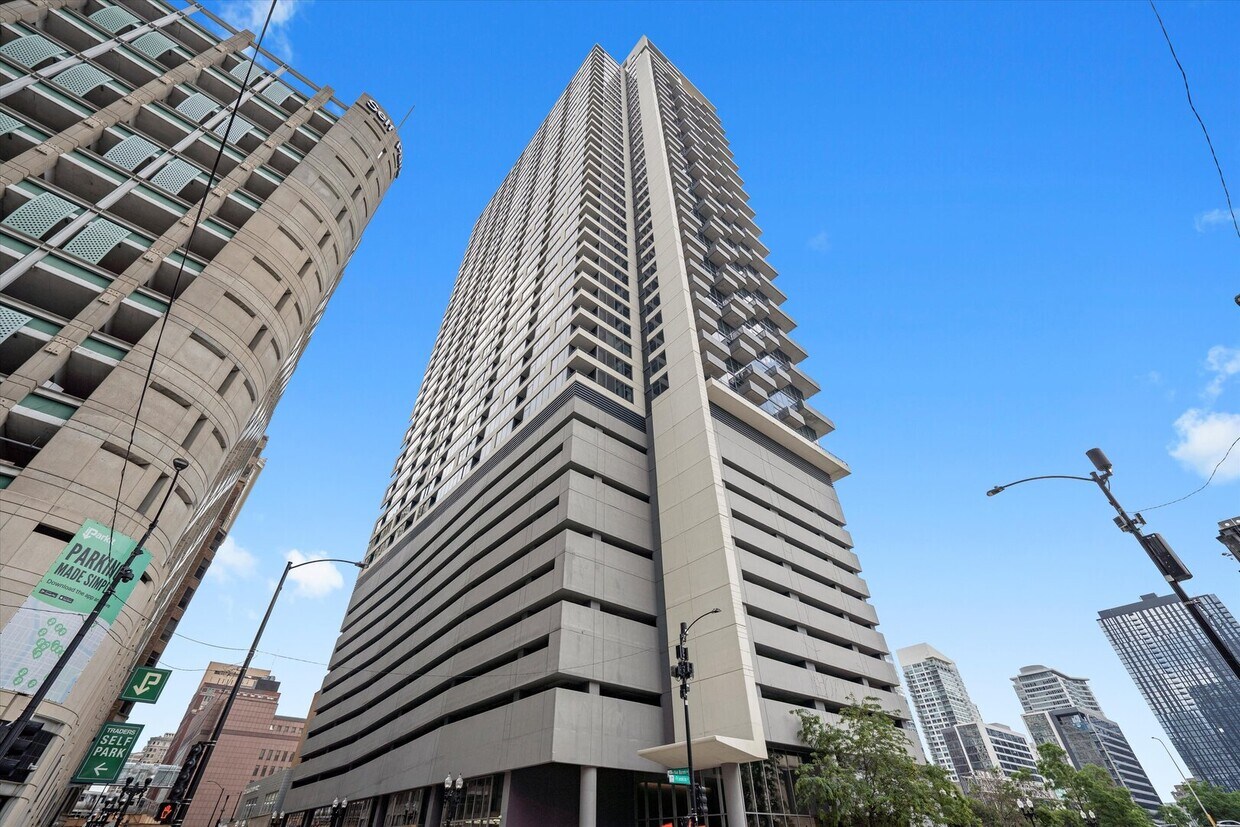 Foto principal - 235 W Van Buren St