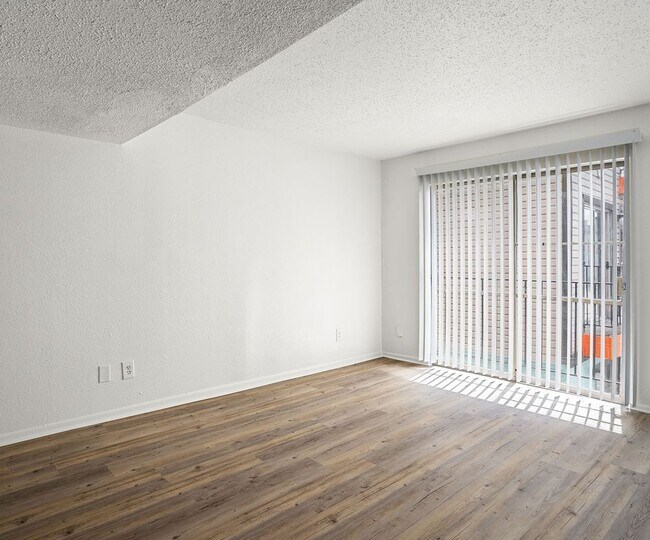 Foto del edificio - 2111 Holly Hall St