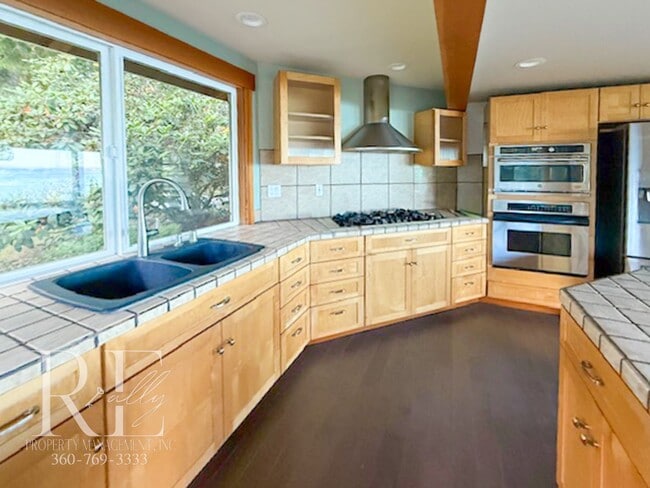 Foto del edificio - Waterfront Rustic Retreat with Vaulted Ceilings, Picture Windows & Lofted Nook