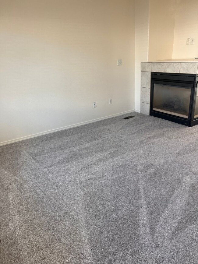 Photo - Lovely 3 Bedroom 2 Bath w/ gas fireplace House