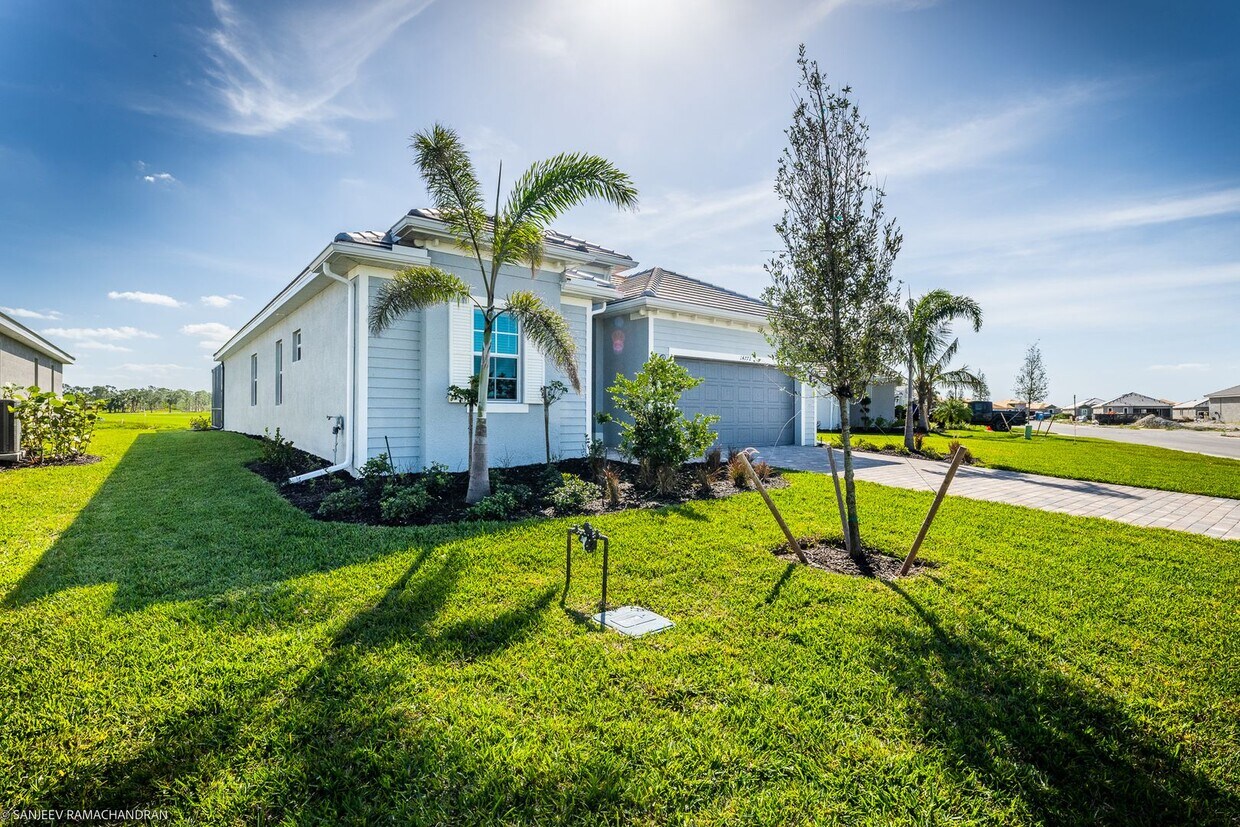 Foto principal - PRICE DROP!! ALMOST NEW! SPACIOUS, 4-BEDRO...