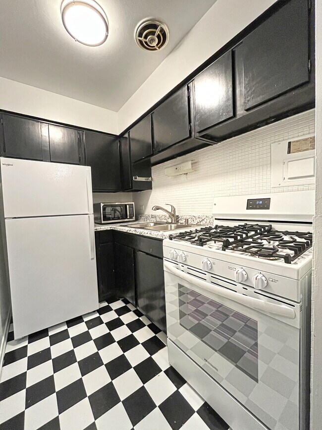 Building Photo - 736 W Buena Ave