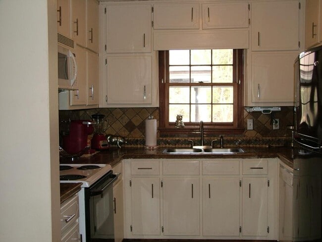 Building Photo - 634 S Jeff Davis Dr