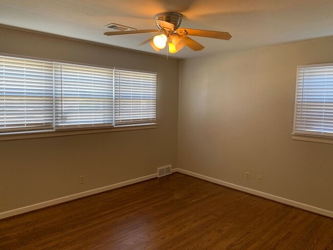 Building Photo - Pre-leasing for August 2024! Newly Renovat...