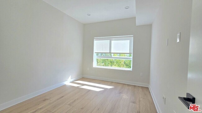 Foto del edificio - 1530 S Hayworth Ave