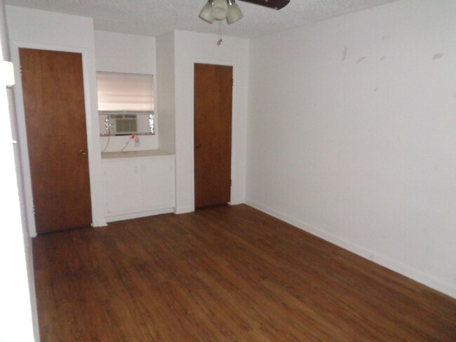 Building Photo - Studio Apartment Near ACU