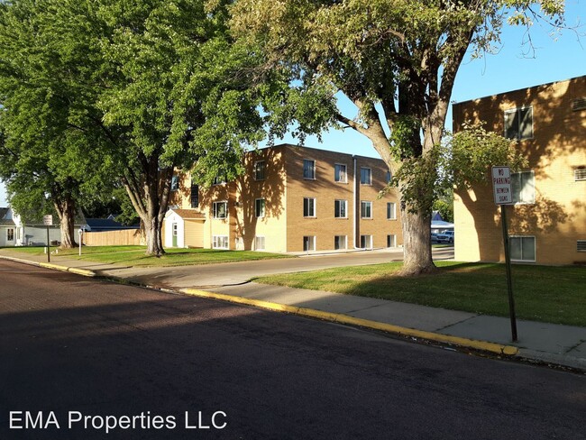 Building Photo - 2 br, 1 bath Apartment - 804 N. Winsor Street