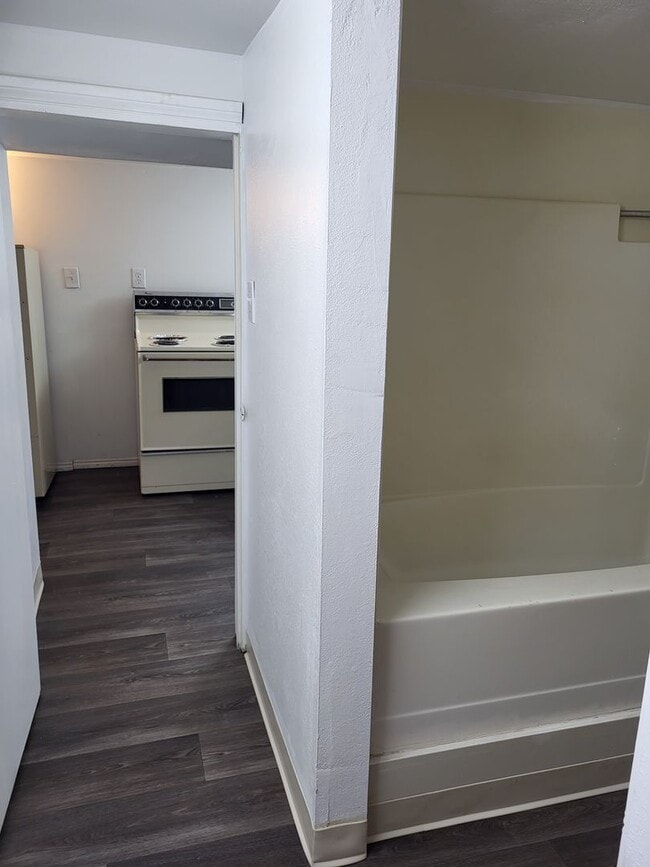 Building Photo - 305-305 W 11th St