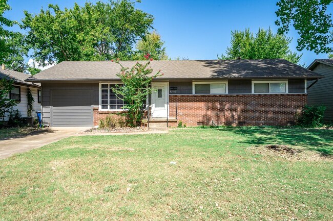 Building Photo - 3 Bed 1 Bath MIDTOWN home!!