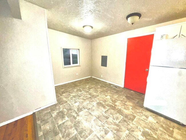 Building Photo - 1325 E 5th N