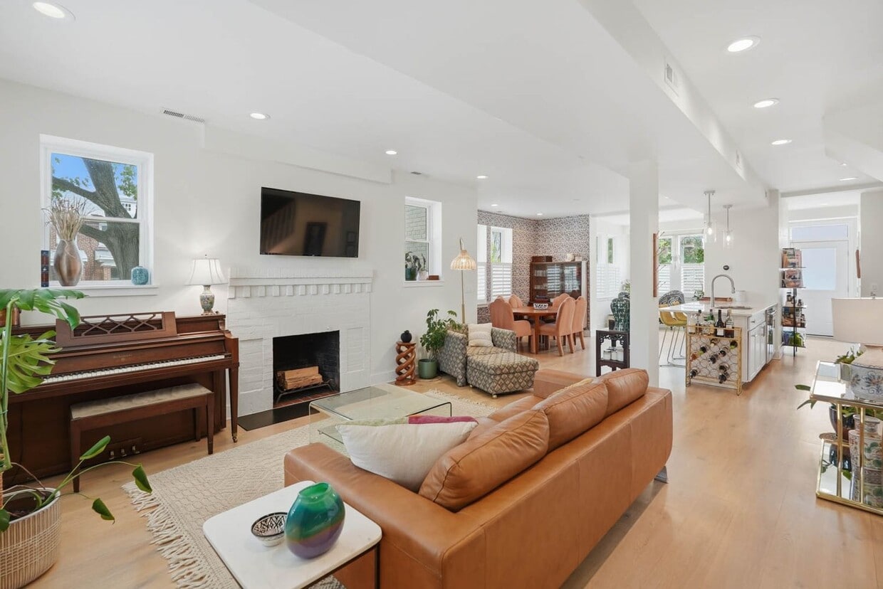 Manor Park Rowhome | 3 Bed | 2.5 Bath | 1,625 Sf | Large Private Front Porch & Rear Deck | 1 Surf... - Manor Park Rowhome | 3 Bed | 2.5 Bath | 1,625 Sf | Large Private Front Porch & Rear Deck | 1 Surf...