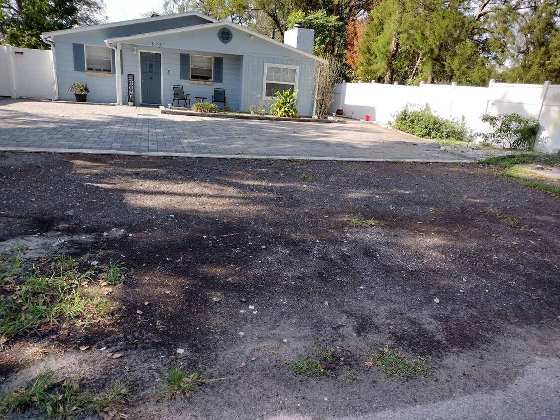 912 E 123rd Ave Unit PRIVATE STUDIO, Tampa, FL 33612 Apartments in