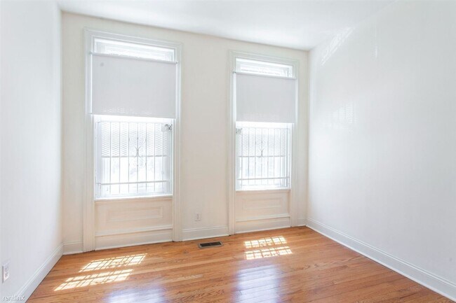 Building Photo - Delightful 5BR 3BA Townhome near Temple Un...