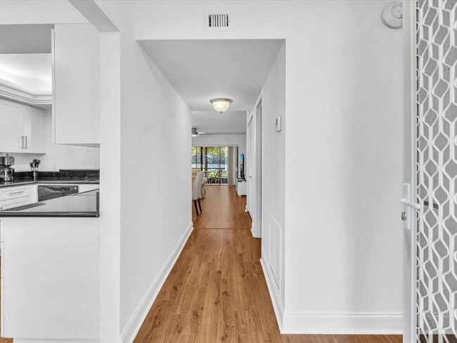 Foto del edificio - 5087 Oakhill Ln