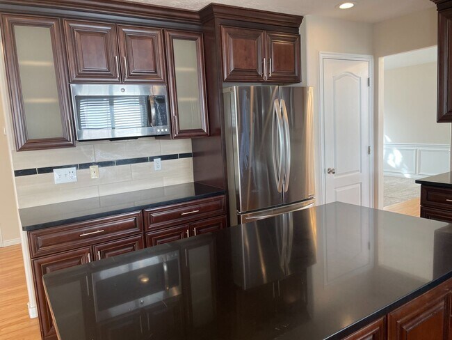 Foto del edificio - 6 Bedroom/3.2 Bath Home For Rent in Sandy