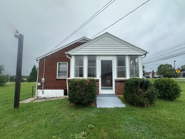 Foto del edificio - Brick house in the middle of Rustburg!