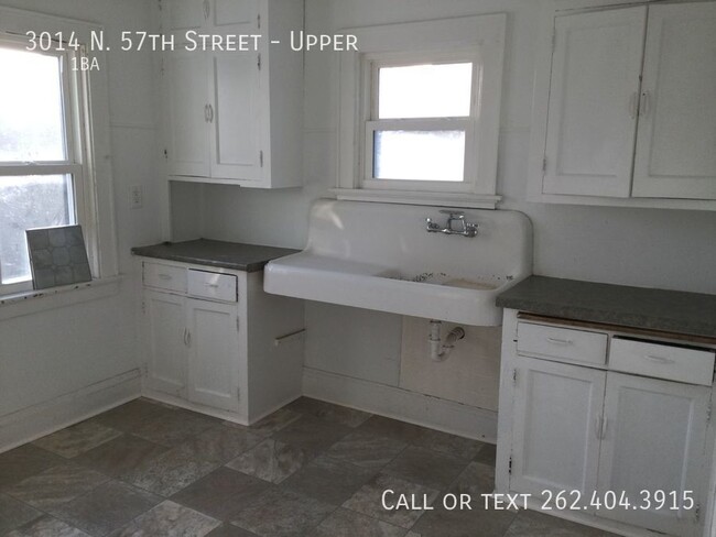 Building Photo - Three Bedroom Spacious Upper Duplex