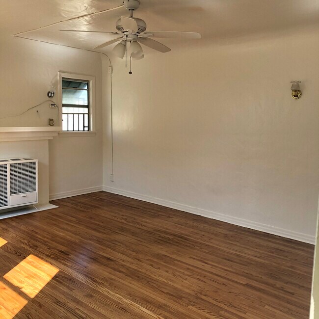 Foto del edificio - 2468 Eastlake Ave