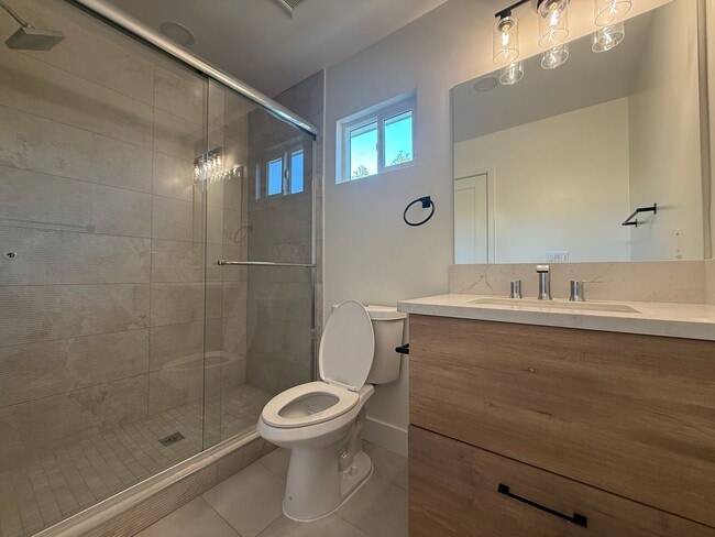 Building Photo - Brand New Remodel (2026)!! Large 5 Bedroom 3 Bathroom Home Near Campus