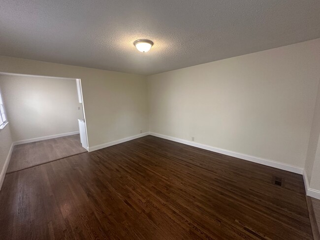 Foto del edificio - Large 1 bedroom side by side w/ LOTS Of UP...