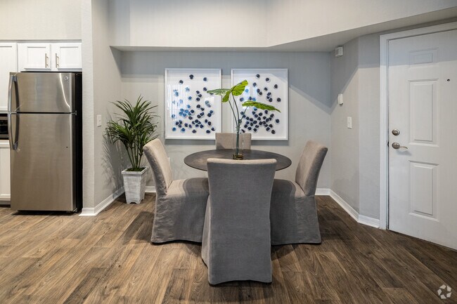 2 habitaciones, 2 baños, 1110 pies cuadrados, comedor - Uptown Village Apartments
