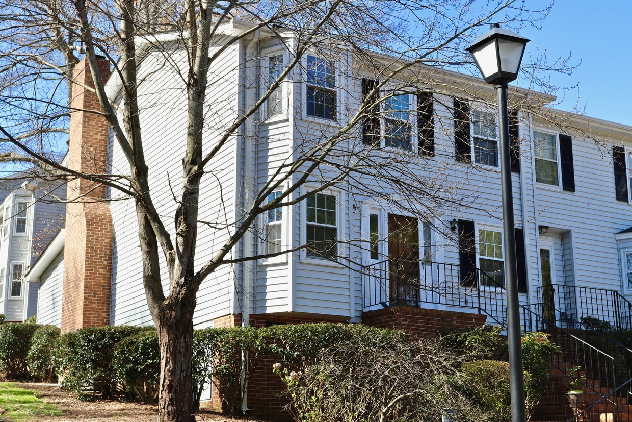 Exterior - 900 N Main St
