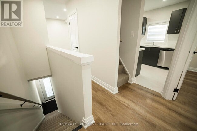 Building Photo - 265 Robert St