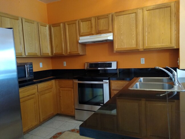 Building Photo - Super 2 Bedroom 2 Bath Townhome with 2 Car...