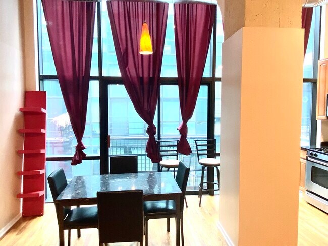 Foto del edificio - 1645 W Ogden Ave