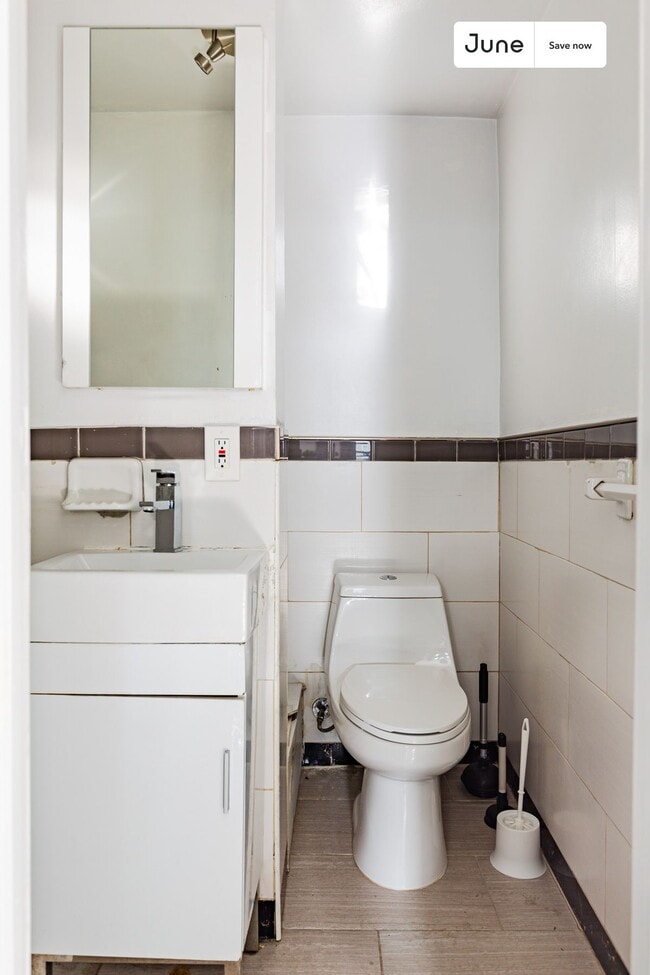 Photo - 534 E 14th St Apartment