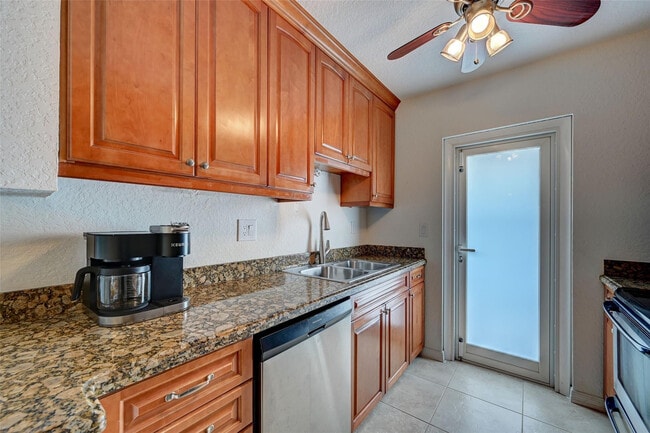 Foto del edificio - 2020 NE 56th St