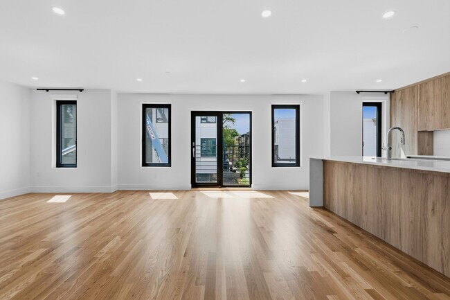 Building Photo - 6 Devine Wy