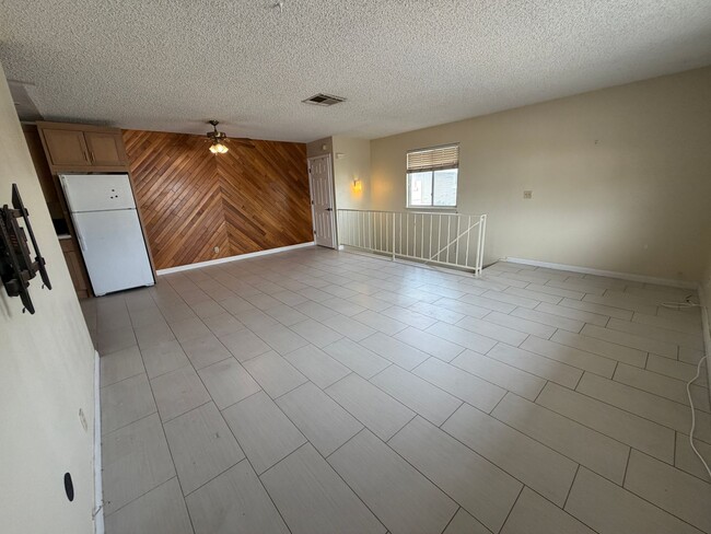 Building Photo - Beautiful home look, 4-plex, across from UNLV