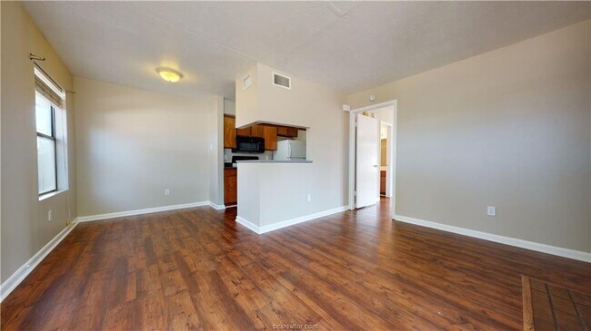 Foto del edificio - 4441 Old College Rd