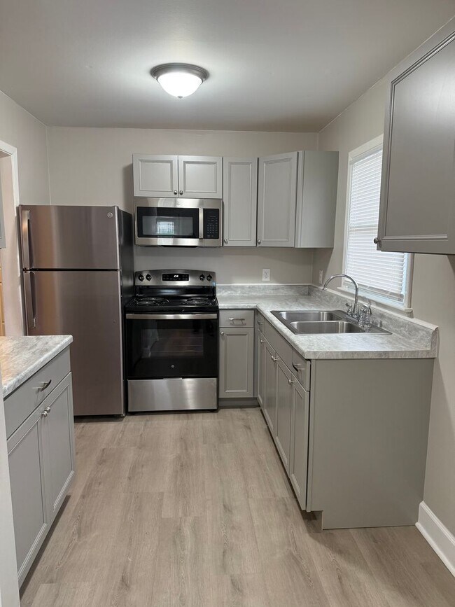 Foto del edificio - Renovated 3 Bedroom Across From N Elm Village!