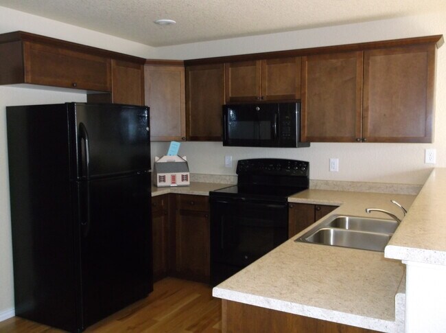 Foto del edificio - 3 BEDROOM, 2.5 BATH, 2 CAR ATTACHED GARAGE TOWNHOUSE