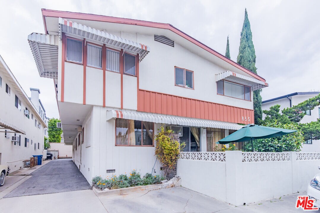 Foto principal - 855 S Sherbourne Dr