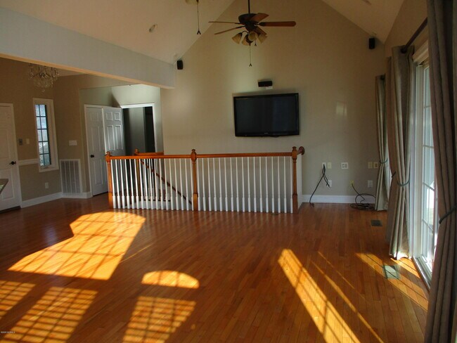 Building Photo - 103 Seagull Way